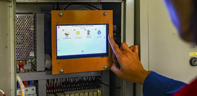 Hệ thống giám sát nông nghiệp thông minh giúp chị Văn Thị Yến, xã Vĩnh Tường nâng cao hiệu quả quản lý, giám sát sự phát triển của cây trồng